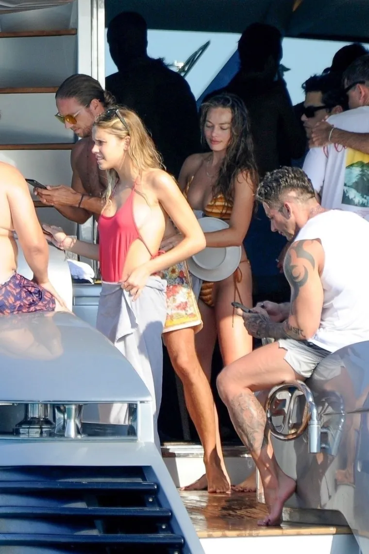 Margot Robbie pokazala božansku figuru u bikiniju: Sa suprugom i kolegom zabavljala se na jahti