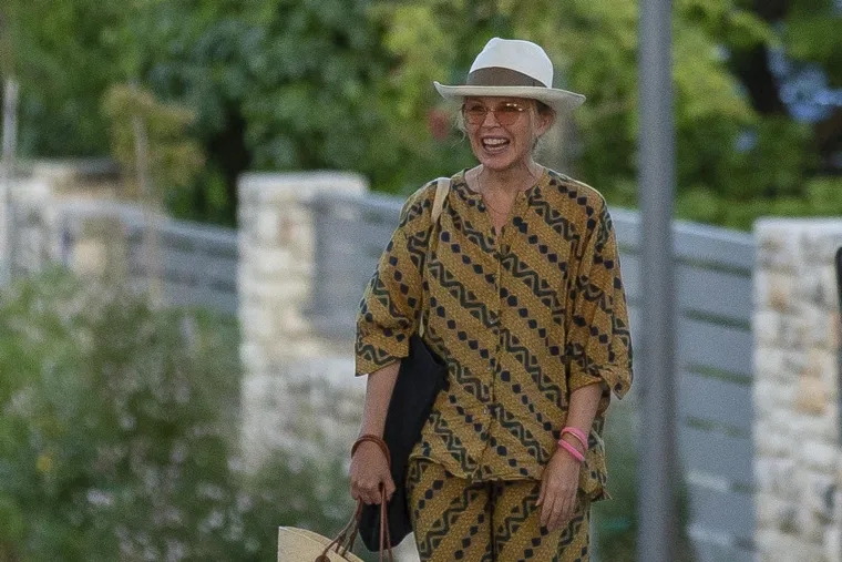 Nasmijana Kylie Minogue uhvaćena kako u opuštenom izdanju izlazi iz luksuzne vile u Rovinju