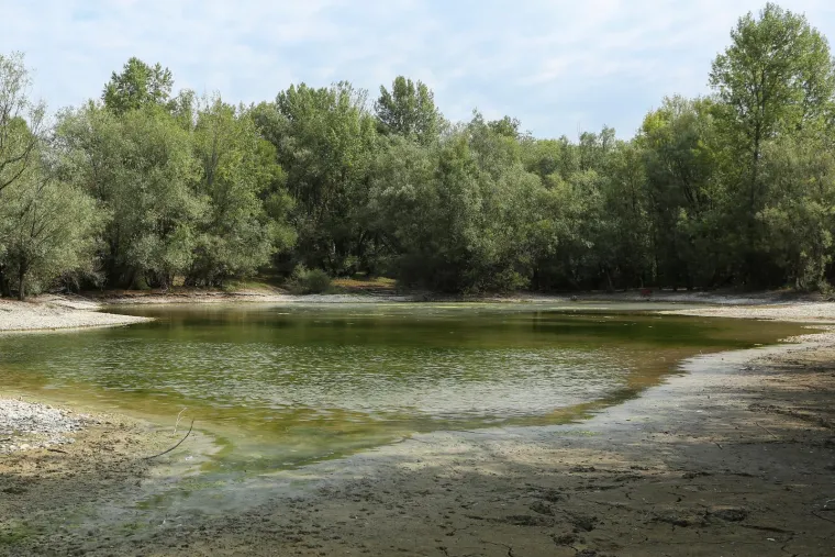 Sava je na nekim mjestima toliko plitka da su je Zagrepčani odlučili prehodati: Suša opustošila i popularni Bundek