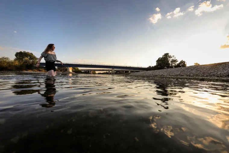 Sava je na nekim mjestima toliko plitka da su je Zagrepčani odlučili prehodati: Suša opustošila i popularni Bundek