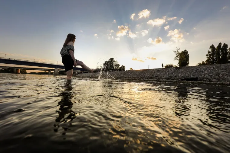 Sava je na nekim mjestima toliko plitka da su je Zagrepčani odlučili prehodati: Suša opustošila i popularni Bundek