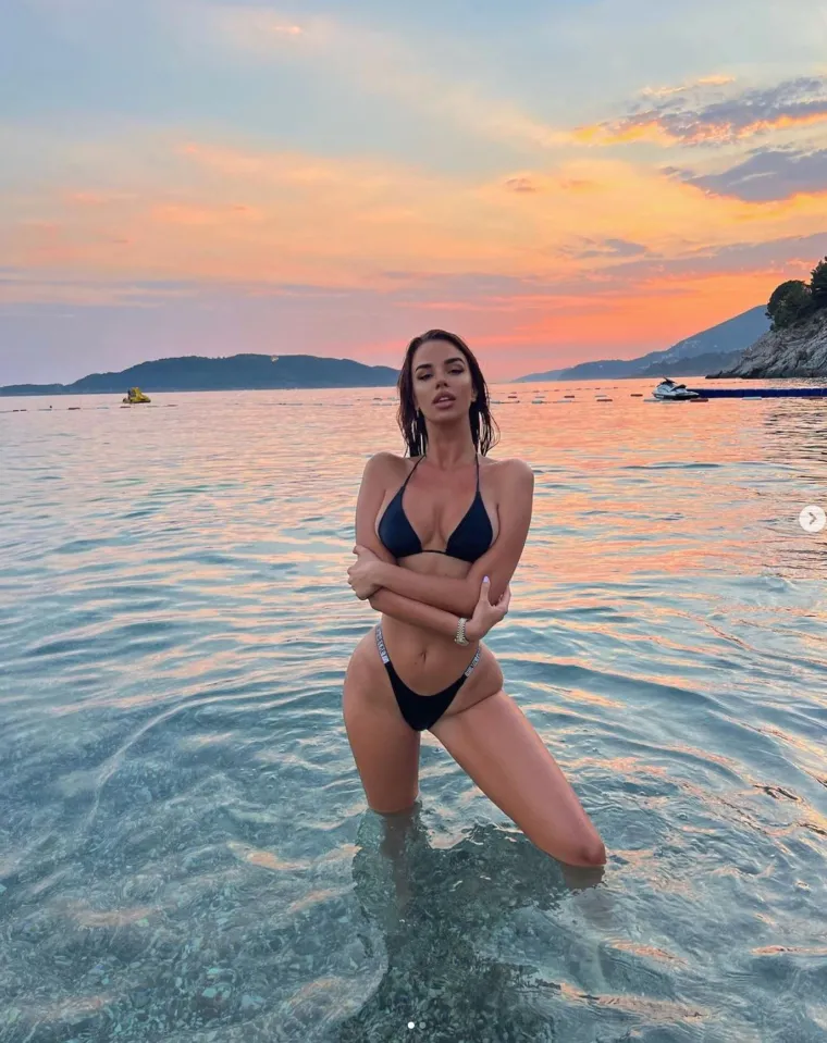 Ivana Knoll servirala bujne grudi na izvol'te i jo&scaron; &scaron;to&scaron;ta: Uz njene vruće snimke ljeto je jo&scaron; vrelije!