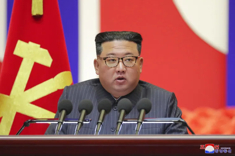 1. Sjevernokorejski predsjednik Kim Jong-un  - Visok svega 157 cm i nosi posebne cipele kako bi izgledao viši Kim Jong-un je na vlasti u Sjevernoj Koreji već 11 godina te je naslijedio svoj oca koji je bio glavni čelnik od 1994. godine. Mnogo toga još uvijek nije poznato o njemu pogotovo o njegovom djetinjstvu.  Zadnje vijesti koje stižu iz Sjeverne Koreje su da je njihov Jong-un proglasio &quot;očitu pobjedu&quot; u borbi s COVIDOM-19 pošto je i sam bio bolestan, otkrila je njegova sestra, optuživši Seul za širenje epidemije u njezinoj zemlji.

Sjeverna Koreja, koja je bila među prvim zemljama koje su u siječnju 2020. zatvorile granice nakon pojavljivanja virusa u susjednoj Kini, prijavila je prvi slučaj koronavirusa 12. svibnja, a Kim Jong-un je osobno nadzirao suzbijanje epidemije.

Od 29. srpnja Pjongjang nije prijavio nijedan novi slučaj.
