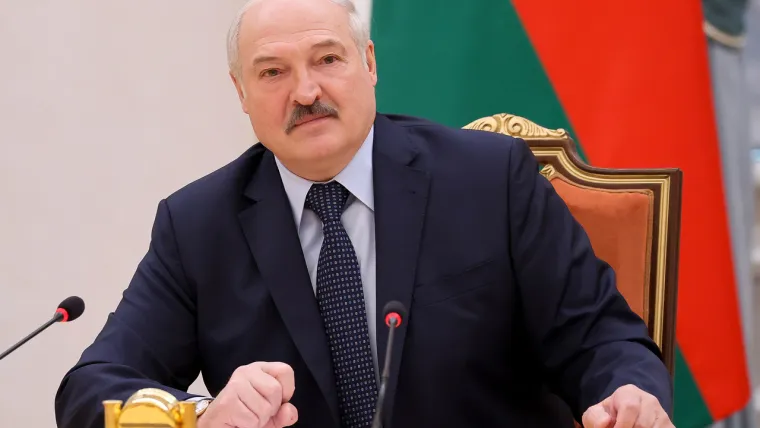 2. Predsjednik Bjelorusije Aleksandar Lukašenko - 66-godišnji državnik bio je na dužnosti u Sovjetskoj vojsci i komunističkoj omladinskoj organizaciji i partiji dok je Bjelorusija bila dio Sovjetskog Saveza. Izabran je u parlament Bjeloruske Sovjetske Socijalističke Republike 1990. i bio je jedini zastupnik koji se protivio sporazumu koji je doveo do raspada Sovjetskog Saveza.

Postao je prvi predsjednik Republike Bjelorusije 1994. i postao europski predsjednik s najdužim stažem. Referendum iz 1996. omogućio je Lukašenku da dodatno učvrsti vlast, a ruski jezik također je dobio isti status kao bjeloruski. Ojačale su se i gospodarske veze s Rusijom, što je dalje dovelo do stvaranja Savezne države s Rusijom. To je omogućilo Bjelorusima da slobodno putuju u Rusiju, rade i studiraju u Rusiji i obrnuto. Lukašenko sebe nazva &quot;posljednjim diktatorom&quot; u Europi.

Navodno je Lukašenko bio u ljubavnoj vezi s 43 godine mlađom djevojkom, Marijom Vasilevich, koja je 2018. godine bila Miss Bjelorusije. Pisalo se da je Lukašenko intenzivno pratio njezine pripreme za Miss svijeta. Ona je tako, sasvim slučajno, sa svoje 22 godine postala najmlađa parlamentarna zastupnica u zemlji nakon izbora za koje mnogi tvrde da su bili namješteni. Zajedno su viđeni na hokejskim utakmicama, raznim festivalima i na Svjetskom nogometnom prvenstvu 2018. u Moskvi. 




















































































































































































































































































































































































































































































































































































































































































































































































































































































































































































































































































 u Sovjetskoj vojsci i komunističkoj omladinskoj organizaciji i partiji dok je Bjelorusija bila dio Sovjetskog Saveza. Izabran je u parlament Bjeloruske Sovjetske Socijalističke Republike 1990. i bio je jedini zastupnik koji se protivio sporazumu koji je doveo do raspada Sovjetskog Saveza.

Postao je prvi predsjednik Republike Bjelorusije 1994. Njegova službena stranica opisuje ga kao &quot;narodnog političara&quot; i &quot;predsjednika običnih ljudi&quot;. No, njegova gotovo tri desetljeća vladavine obilježena je izbornim nepravilnostima, kršenjem ljudskih prava i potezima za učvršćivanje vlasti.