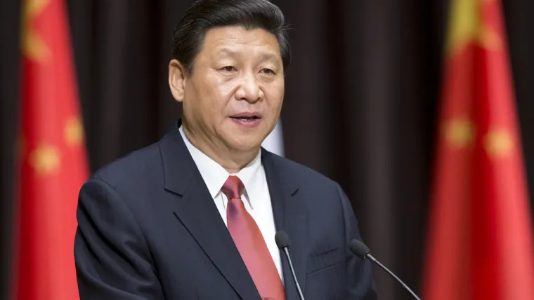 3. Kineski predsjednik Xi Jinping - Rođen je 1953. u provinciji Shaanxi. Xijev otac je Xi Zhongxun, koji je služio kao zamjenik kineskog premijera i bio rani saveznik Mao Zedonga. Stariji Xi često je bio u sukobu s vladom, suočavajući se s progonom i zatvorom tijekom Kulturne revolucije. Budući da je sin Xi Zhongxuna, Xi Jinping se smatra &quot;knezom&quot;, izrazom koji se koristi za opisivanje potomaka istaknutih visokih dužnosnika Komunističke partije. &quot;Knez&quot; se također povremeno koristi na pogrdan način za označavanje ljudi u Kini koji imaju koristi od nepotizma i kronizma. Xijeva supruga, Peng Liyuan, poznata je bivša suvremena folk pjevačica. Xi je izabran za predsjednika Kine 14. ožujka 2013. Tijekom svog vremena na vlasti, Xi je prihvatio Konfucijeva učenja više od bilo kojeg drugog kineskog komunističkog vođe. U slobodno vrijeme voli čitati i to je potvrdio u nekoliko navrata, a veliki je ljubitelj ruske književnosti.
