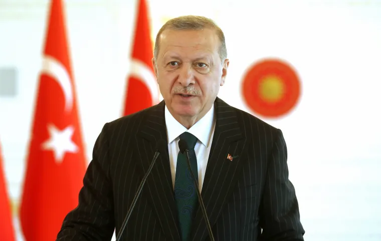 5. Turski predsjednik Recep Tayyip Erdoğan - Rođen je 26. veljače 1954. Bio je turski premijer (2003.–2014.) i predsjednik Turske od 2014. do danas. Prije političke karijere, Erdogan je bio poluprofesionalni igrač nogometa. Njegove pristaše kažu da je unaprijedio tursko gospodarstvo i uveo političke reforme. Kritičari su Erdogana optuživali za autokratske sklonosti, korupciju i rastrošnost. Erdogan je također žestoko kritiziran zbog neuspjeha u zaštiti ženskih i ljudskih prava, ograničavanja slobode govora i pokušaja obuzdavanja sekularnog identiteta Turske. Pod Erdoganom i njegovom vladajućom Strankom pravde i razvoja (AKP), Turska je ukinula ograničenja javnog izražavanja vjere, uključujući ukidanje zabrane ženama da nose marame u islamskom stilu. Nazvao je društvene mreže &quot;najvećom prijetnjom društvu&quot;. 

2014. godine ga je pratio veliki korupcijski skandal. Naime, procurile su snimke prisluškivanih telefonskih razgovora u kojima Erdogan daje upute svom 33-godišnjem sinu Bilalu da se riješi velike količine skrivenih sredstava iz njihove privatne kuće usred istrage o korupciji. Bio je to najveći turski skandal prisluškivanja i bolan politički udarac za Erdogana. 