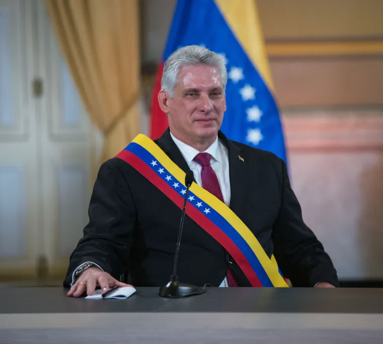 7. Predsjednik Kube Miguel Diaz-Canel  - On je prva osoba koja je obnašala i dužnost predsjednika Kube i predsjednik Komunističke partije (PCC), a da nije nosila prezime Castro. U srpnju 2021., nakon više od tri godine na čelu, suočio se s najznačajnijim demonstracijama oporbe u posljednjih nekoliko desetljeća. Díaz-Canel stekao je reputaciju dobrog slušatelja i pristupačnog poštenog javnog službenika. Često ponavljana anegdota opisuje kako je tijekom nestanka električne energije u Villi Clari Díaz-Canel ne samo pomogao u uspostavljanju struje nego je također išao od kreveta do kreveta u pokrajinskoj bolnici ispričavajući se pacijentima, uključujući političkog disidenta koji je bio u bolnici kao rezultat protuvladinog štrajka glađu. Díaz-Canelova dugogodišnja podrška lokalnom LGBTQ noćnom klubu također se često navodila kao odraz njegovog navodno liberalnog stajališta.
