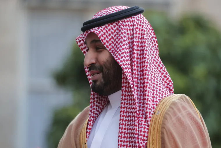 8. Saudijski princ Mohammed Bin Salman - Prijestolonasljednik Saudijske Arabije napravio je revolucionarne globalne promjene prateći svoj plan Vizije 2030. koji ima za cilj diverzificirati gospodarstvo Saudijske Arabije ovisno o nafti, potaknuti umjetničku i kulturnu scenu, i &scaron;to je najvažnije, stvoriti jednaka prava za saudijske žene.  Budući da zauzima vizionarski stav kao mladi vođa čija je ambicija i san unijeti moderne promjene u inače konzervativnu arapsku regiju, svijet ne može biti vi&scaron;e zaintrigiran njime. On je prvi član saudijske kraljevske obitelji koji nadzire državnu naftnu kompaniju Saudi Aramco. To je najvrjednija tvrtka na svijetu i ima trži&scaron;nu vrijednost između 2-10 trilijuna dolara. Oženio je princezu Saru bint Mashoor bin Abdulaziz Al Saud 2008. i zajedno imaju četvero djece. Prijestolonasljednik je bio među prvih 10 na TIME 100 najutjecajnijih ljudi u 2018. Osim prijestolonasljednika, obna&scaron;a jo&scaron; tri dužnosti u vladi: prvog potpredsjednika Vlade, ministra obrane i predsjednika Vijeća za gospodarska i razvojna pitanja. MBS je najmlađi ministar obrane na svijetu. Tu je ulogu preuzeo nakon &scaron;to je njegov otac do&scaron;ao na vlast kao kralj 2015., čime je postao ministar obrane u dobi od 30 godina. Prijestolonasljednik Mohammed Bin Salman mogao bi postati najmlađi kralj u povijesti Saudijske Arabije.