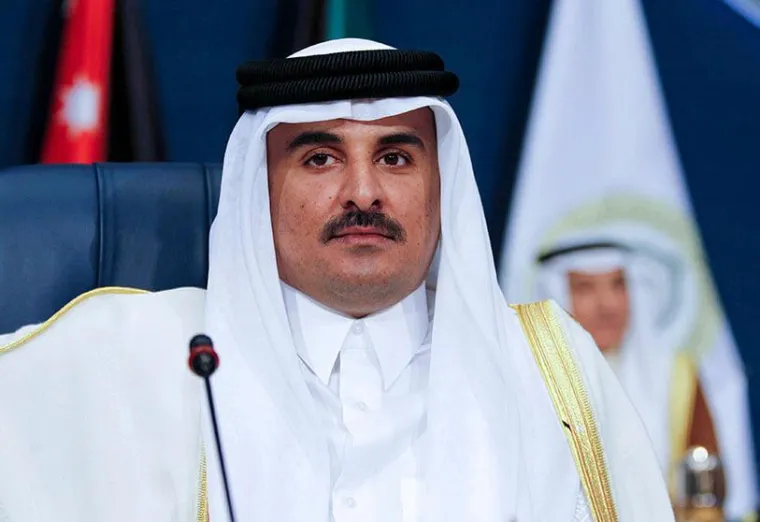 9. Emir Tamim Al Thani predsjednik Katra - Službeno je postao 8. emir Katara 25. lipnja 2013. nakon očeve abdikacije. Kada je preuzeo vlast kao emir, već je godinama bio dugo i duboko uključen u dono&scaron;enje odluka u Kataru. Imenovan je prijestolonasljednikom i zamjenikom vrhovnog zapovjednika Oružanih snaga 5. kolovoza 2003. godine. Od 2020., Tamim je, jo&scaron; uvijek, najmlađi vladajući monarh među zemljama GCC-a i jedan od najmlađih trenutnih suverena u svijetu sa svojih 40 godina.Služio je u brojnim različitim ulogama, uključujući predsjednika Nacionalnog olimpijskog odbora Katara i zamjenika vrhovnog zapovjednika Oružanih snaga Katara. Pridružio se oružanim snagama Katara nakon &scaron;to je diplomirao na Sandhurstu, Kraljevskoj vojnoj akademiji u Engleskoj. Tijekom godina dok je bio princ, promicao je sport kao dio nastojanja Katara da podigne svoj međunarodni ugled. U jednom su ga trenutku egipatske dnevne novine proglasile "najboljom sportskom osobom u arapskom svijetu". Nadzirao je i uspje&scaron;nu kandidaturu Katara za domaćina Svjetskog prvenstva u nogometu 2022. Tečno govori tri jezika &mdash; arapski, engleski i francuski.