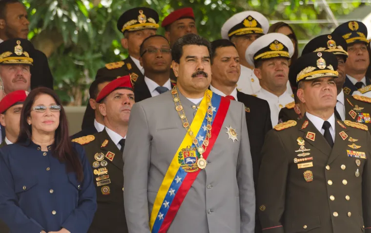 10. Predsjednik Venezuele Nicol&aacute;s Maduro - Venezuelanski političar i radnički vođa pobijedio je na posebnim izborima održanim u travnju 2013. za izbor predsjednika koji će služiti ostatak mandata. Hugo Ch&aacute;vez, koji je umro u ožujku. Nakon &scaron;to je služio kao potpredsjednik, Maduro je postao privremeni predsjednik nakon Ch&aacute;vezove smrti. Revni zagovornik čavizma (politički sustav i ideologija koju je uspostavio Ch&aacute;vez), Maduro je bio uspje&scaron;an kandidat Ujedinjene socijalističke partije Venezuele (Partido Socialista Unido de Venezuela; PSUV) na posebnim izborima umjesto Ch&aacute;veza, a ponovno je izabran u 2018. Madurova sve autoritarnija vladavina dovela je do opetovanih poku&scaron;aja oporbe da ga smijeni s položaja. Prije nego &scaron;to je postao političar radio je kao vozač autobusa za Caracas Metro i bio je dio je sindikata prijevoznika. Zalagao se za oslobađanje Huga Chaveza iz zatvora zbog poku&scaron;aja puča 1992. kojim je svrgnut predsjednik Carlos Andres Perez. Nakon Chavezova oslobađanja, Maduro mu je pomogao osnovati političku stranku Pokret pete republike.