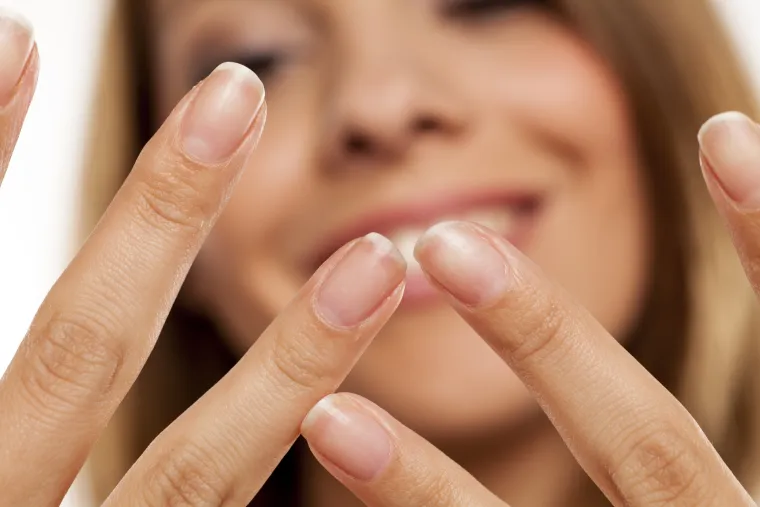 Raynaudova bolest jedan je od mogućih uzroka ovakvog stanja. U pitanju je stanje koje utječe na krvne žile i sprečava dotok krvi do ruku i stopala. Samim time, smanjen dotok utjecat će na veću lomljivost nokta. 
