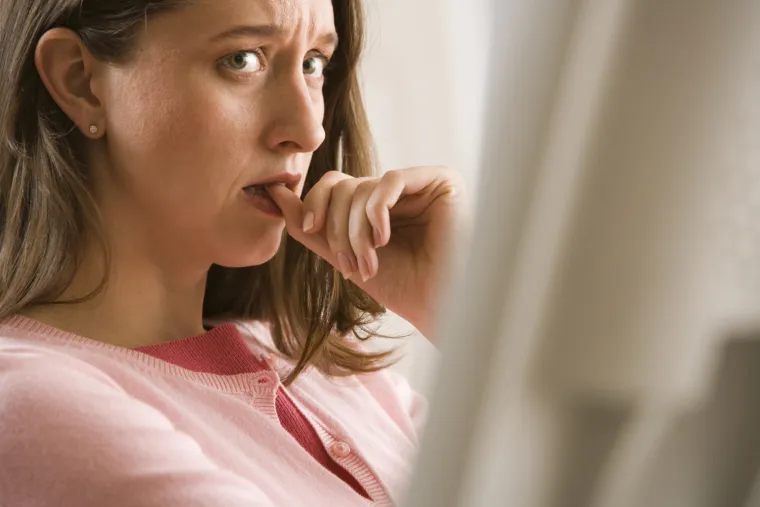 Manjak vitamina B12 također je povezan s problemima s noktima. Jednako kao i manjak željeza, može voditi do anemije i uzrokovati promjene na noktima. Ako je manjak prevelik, može doći do stanja koje se naziva melanonihija, a to je pojava crne ili smeđe pigmentacije ploče nokta.
