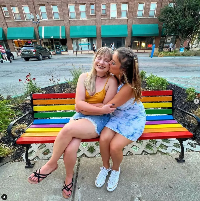 Dečko i cura zamolili svoju djevojku da im bude djeveruša, a inače zajedno dijele postelju: 'Uspio sam riješiti ljubomoru'