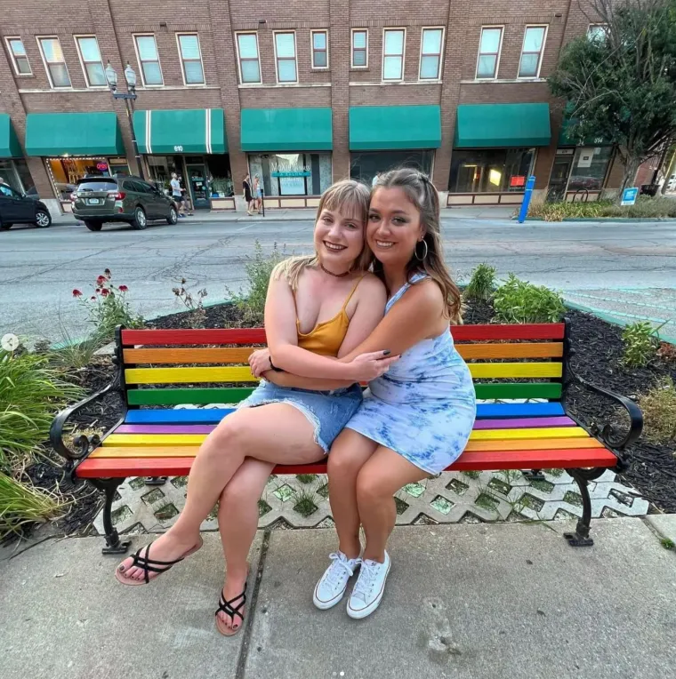 Dečko i cura zamolili svoju djevojku da im bude djeveruša, a inače zajedno dijele postelju: 'Uspio sam riješiti ljubomoru'