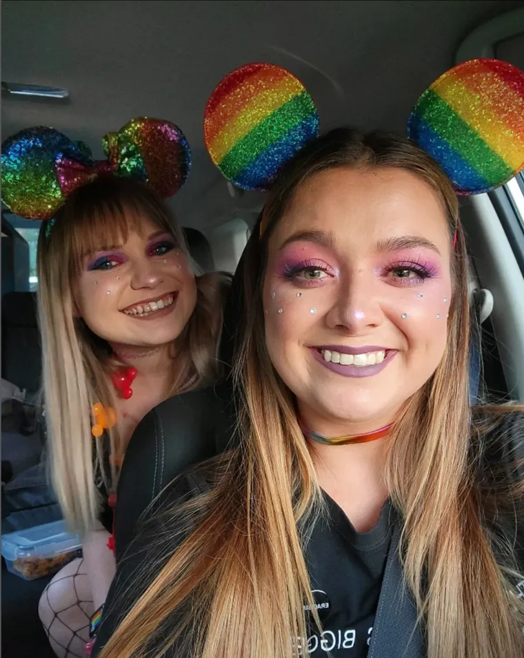 Dečko i cura zamolili svoju djevojku da im bude djeveruša, a inače zajedno dijele postelju: 'Uspio sam riješiti ljubomoru'