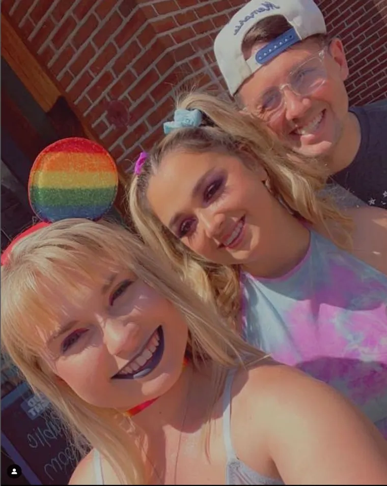 Dečko i cura zamolili svoju djevojku da im bude djeveruša, a inače zajedno dijele postelju: 'Uspio sam riješiti ljubomoru'