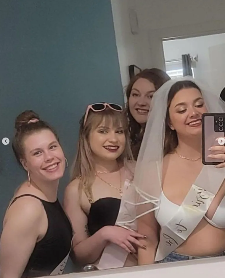 Dečko i cura zamolili svoju djevojku da im bude djeveruša, a inače zajedno dijele postelju: 'Uspio sam riješiti ljubomoru'