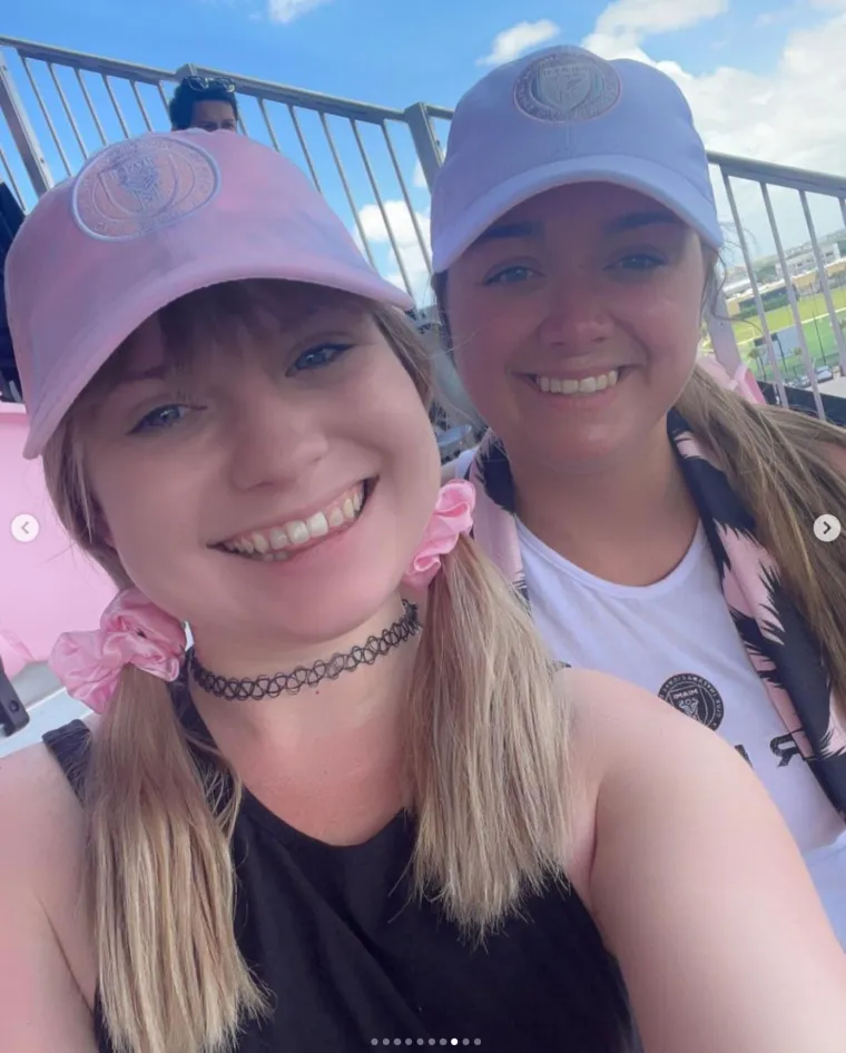 Dečko i cura zamolili svoju djevojku da im bude djeveru&scaron;a, a inače zajedno dijele postelju: 'Uspio sam rije&scaron;iti ljubomoru'