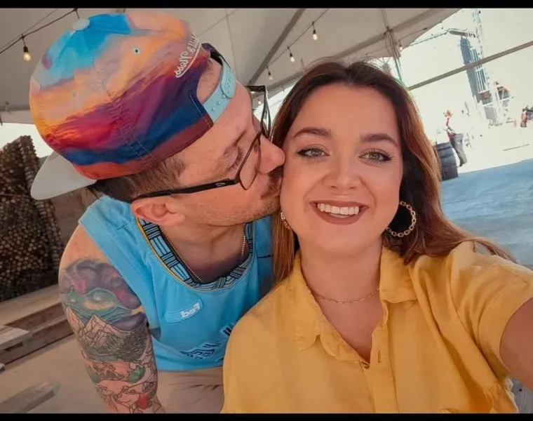 Dečko i cura zamolili svoju djevojku da im bude djeveru&scaron;a, a inače zajedno dijele postelju: 'Uspio sam rije&scaron;iti ljubomoru'