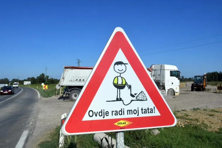 Teško je ostati ravnodušan: Neobičan prometni znak osvanuo na gradilištu autoceste Zagreb - Sisak