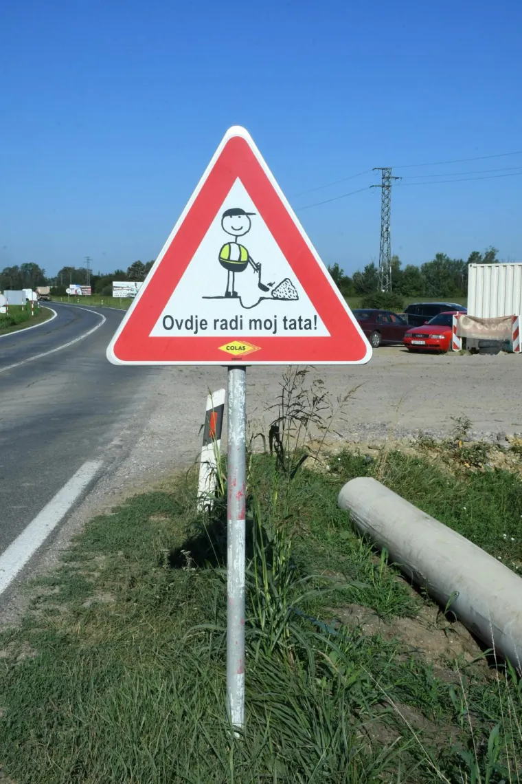 Teško je ostati ravnodušan: Neobičan prometni znak osvanuo na gradilištu autoceste Zagreb - Sisak