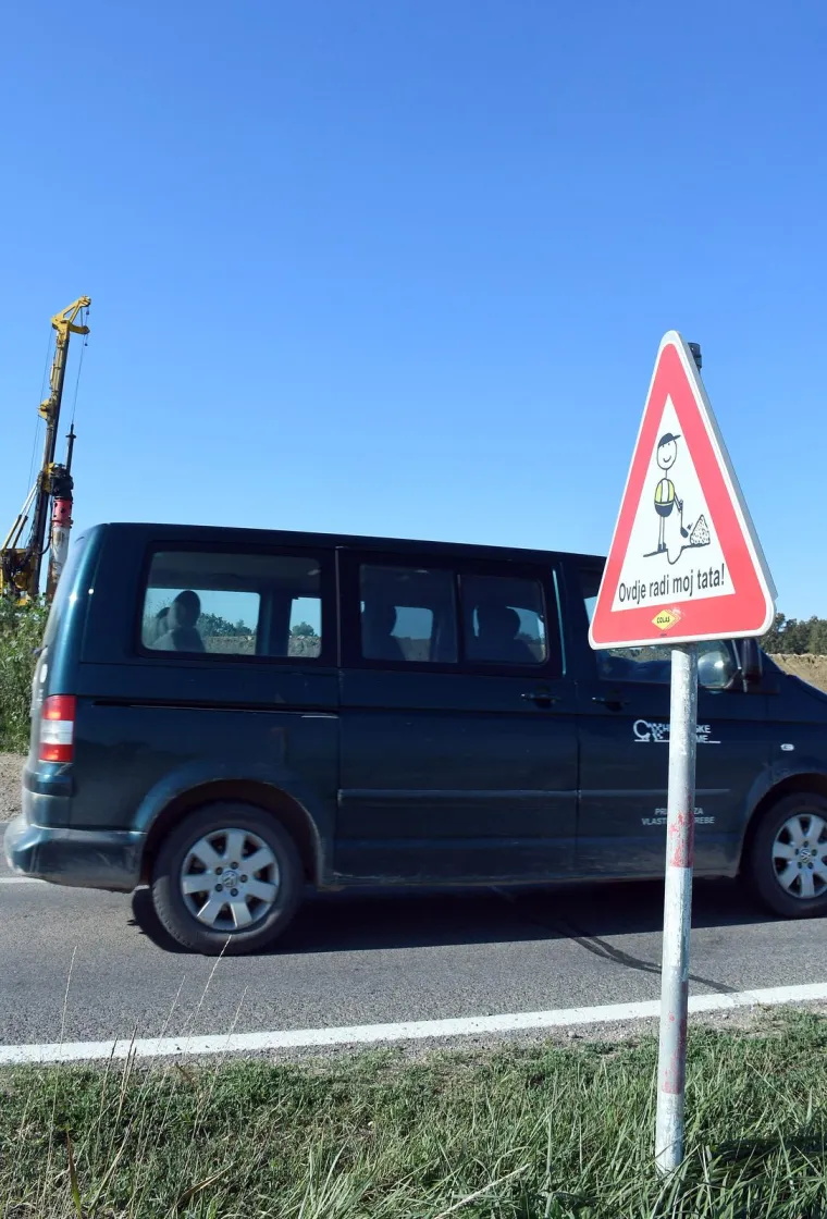 Teško je ostati ravnodušan: Neobičan prometni znak osvanuo na gradilištu autoceste Zagreb - Sisak