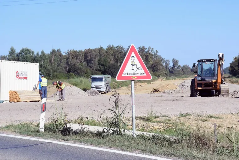 Teško je ostati ravnodušan: Neobičan prometni znak osvanuo na gradilištu autoceste Zagreb - Sisak