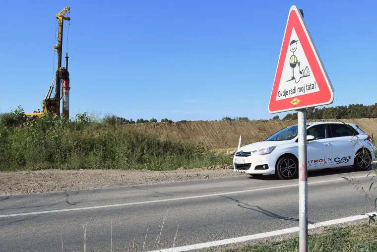 Teško je ostati ravnodušan: Neobičan prometni znak osvanuo na gradilištu autoceste Zagreb - Sisak