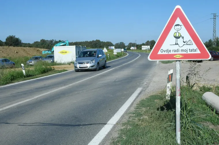 Teško je ostati ravnodušan: Neobičan prometni znak osvanuo na gradilištu autoceste Zagreb - Sisak
