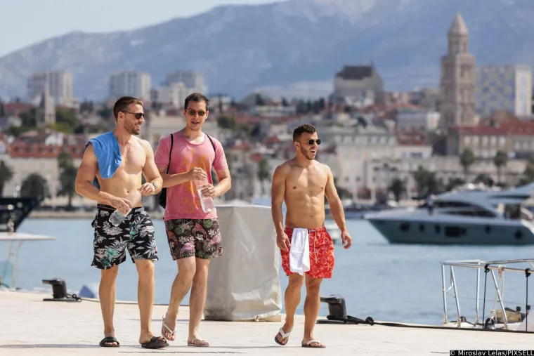 Zgodni i atraktivni turisti preplavili hrvatsku obalu: Nije im nikakav problem hodati ulicom u krpicama