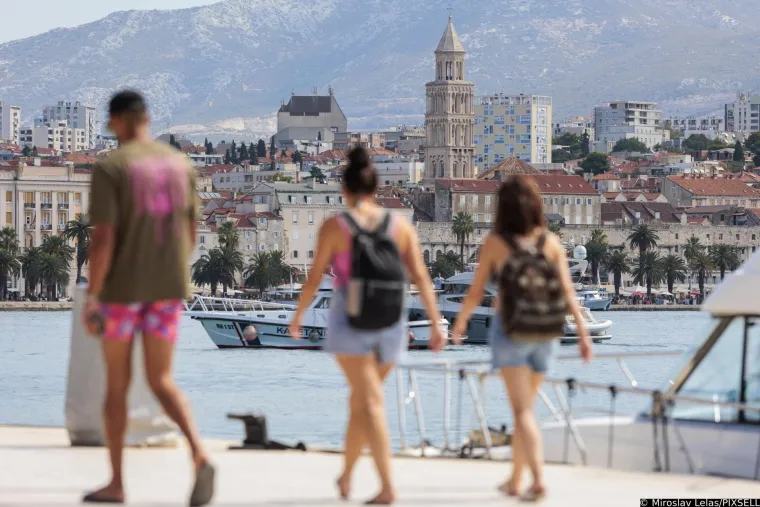 Zgodni i atraktivni turisti preplavili hrvatsku obalu: Nije im nikakav problem hodati ulicom u krpicama