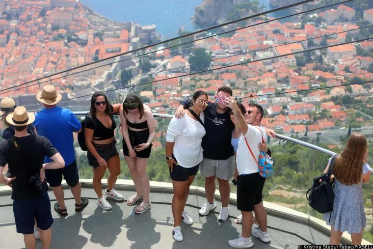 Zgodni i atraktivni turisti preplavili hrvatsku obalu: Nije im nikakav problem hodati ulicom u krpicama