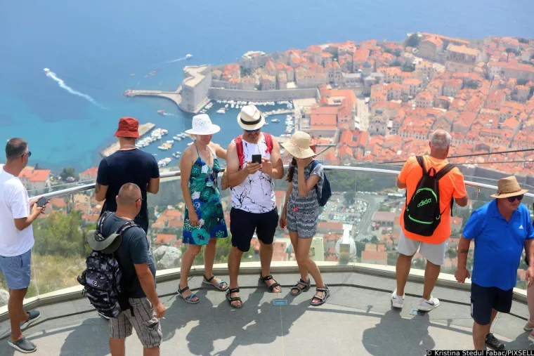 Zgodni i atraktivni turisti preplavili hrvatsku obalu: Nije im nikakav problem hodati ulicom u krpicama