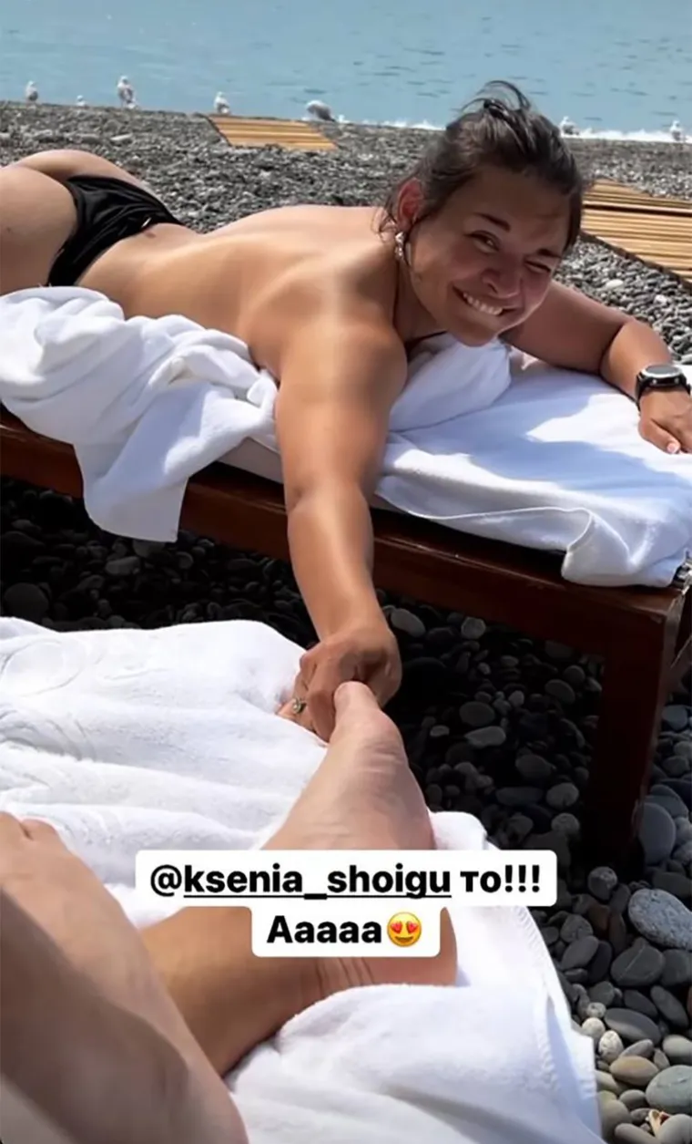 Rat bijesni, Ksenija guzu sunča: Generalova kći se pohvalila kako bez grudnjaka uživo uz Crno more