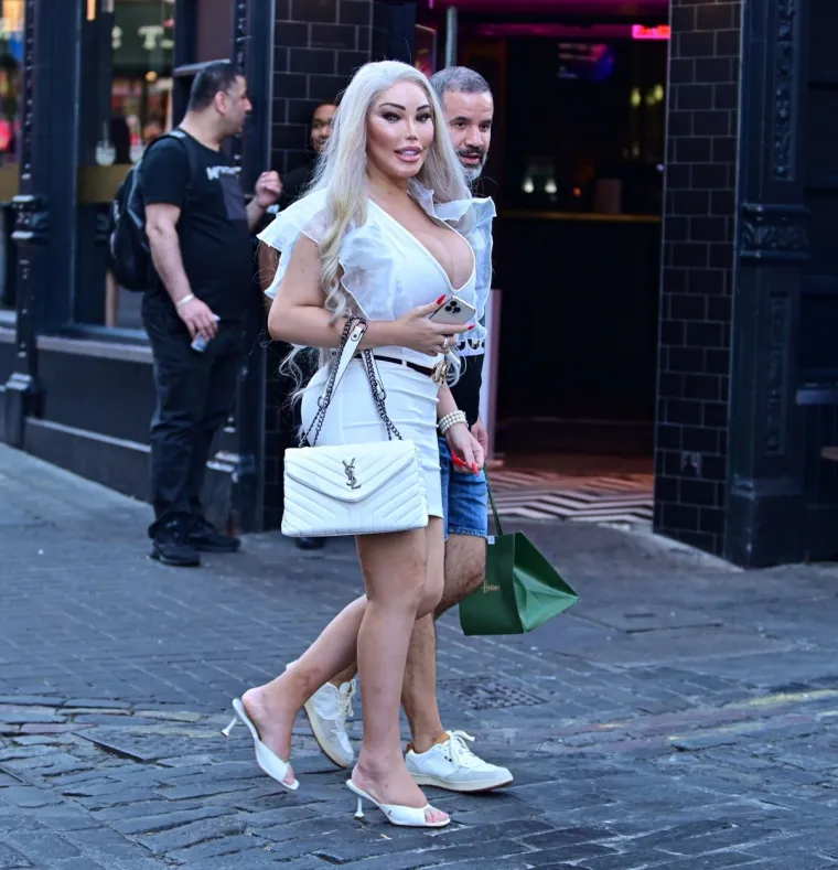 Jessica Alves se potpuno promijenila: Nekad je bila 'ljudski Ken', sada je 'ljudska Barbie' s XXL grudima