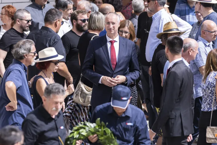 Na sprovodu su bili, među ostalima, gradonačelnik Splita Ivica Puljak, dogradonačelnik Bojan Ivo&scaron;ević, saborski zastupnici Arsen Bauk i Sandra Benčić, supetarska gradonačelnica Ivana Marković, te biv&scaron;a ravnateljica Drame HNK Split Marina Vujčić.