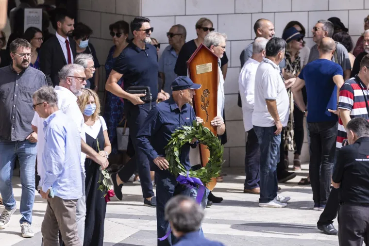 Također i zamjenica Županijskog državnog odvjetni&scaron;tva (ŽDO) Rene Laura, vodstvo splitskog SDP- a, novinarka HRT- a i predsjednica Europske federacije novinara Maja Sever, novinari Indexa, predstavnici HND-a.

Nakon izlaska iz mrtvačnice lijes je bio popraćen pljeskom.

Poslijepodne će se u splitskom HNK održati komemoracija.