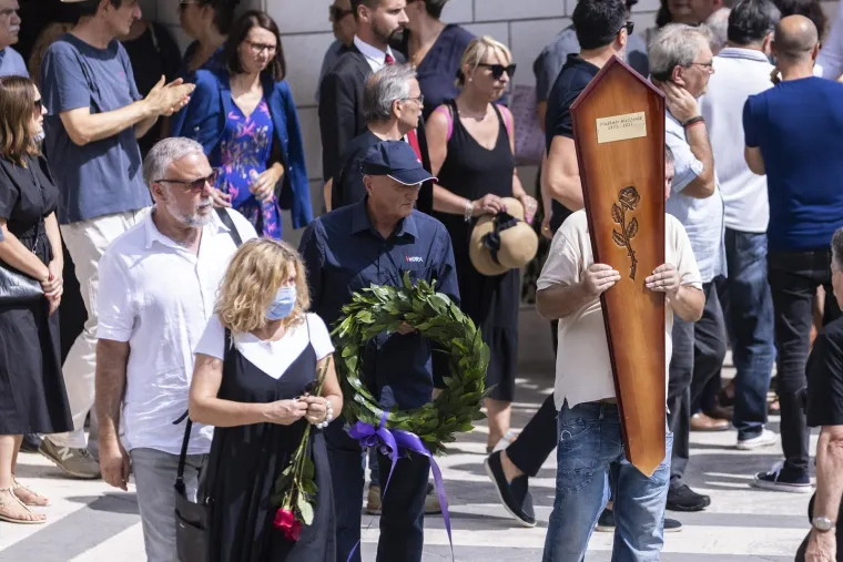 Bio je&nbsp;jedinstvena pojava&nbsp;na medijskoj sceni, čovjek koji je cijeli svoj život bio na strani slabijih i potlačenih i nikada se nigdje nije gurao preko reda, to nam je i na ovaj tragičan način pokazao", rekao je predsjednik&nbsp;Hrvatskog novinarskog dru&scaron;tva Hrvoje Zovko&nbsp;na komemoraciji u splitskom HNK.&nbsp;
"Bio je&nbsp;najbolji novinar svoje generacije, dugo će vremena proći dok se pojavi netko kao Vlado Matijanić. Nije ga se moglo zaustaviti, to najbolje znaju veliki moćnic. Stojimo ovdje ponosni zbog njega,&nbsp;ali i bijesni. Bijesni. Ne možemo da se ne pitamo u kakvoj državi živimo, u državi koja je ubila jo&scaron; jednog nevinog čovjeka. Mi novinari&nbsp;nikada, ali nikada nećemo prestati postavljati pitanja&nbsp;dok ne dobijemo sve odgovore i dok netko ne plati za ovo &scaron;to se dogodilo. Varate se ako mislite&nbsp;da ćete to moći zata&scaron;kati", rekao je Zovko.
