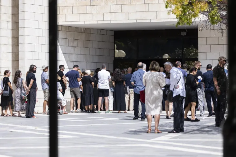 "Da je slikar, tehnika bi bila prepoznatljiva, 'hulje na platnu'", rekao je novinar i kolega Viktor Ivančić. "Neizdrživo mi je mučno da na ovom mjestu govorim ja o njemu, a ne on o meni. Pisao je samo o jednoj temi, o be&scaron;ćutnom sistemu koji je na kraju i njega gurnuo u smrt. Novinar do zadnjeg daha", kazao je.