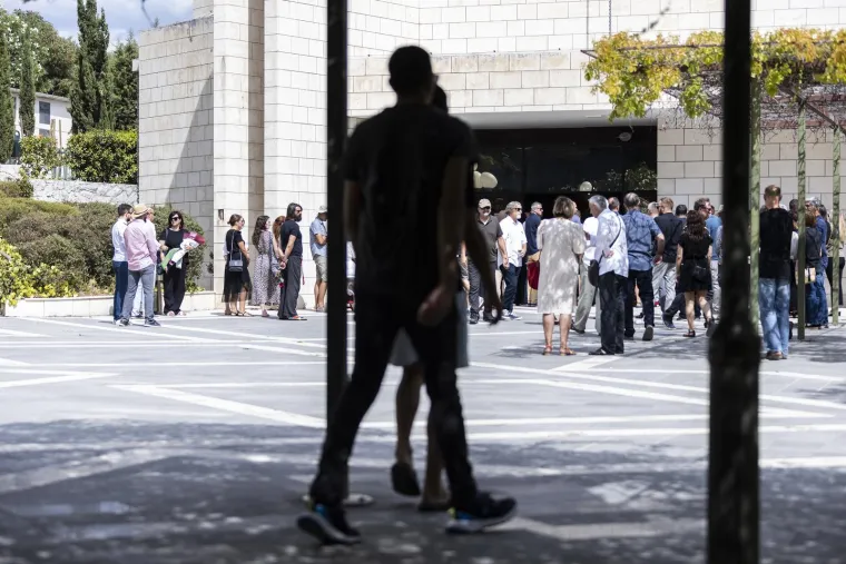 "Bio je&nbsp;po&scaron;ten čovjek u republici Hrvatskoj 2022. godine.&nbsp;Čovjek bez protekcije i prijatelja, koji nije imao koga zvati osim Hitne. Cijeli život na strani slabijih i oti&scaron;ao je sa strane slabijih&rdquo;, rekao je kolumnist Boris Dežulović.
"U svijetu Vlade Matijanića u kojem vladaju pravo, socijalna pravda i dru&scaron;tveni dogovor, Hitna postoji da je zovu ljudi kojima odmah treba medicinska pomoć. U stvarnom svijetu međutim, Hitna pomoć nije medicinska već&nbsp;socijalna služba za kvazisirotinju&nbsp;koja nema prijatelje na važnim položajima. Vlado je znao da ova država ne radi. Za&scaron;to je onda zvao 194? 
