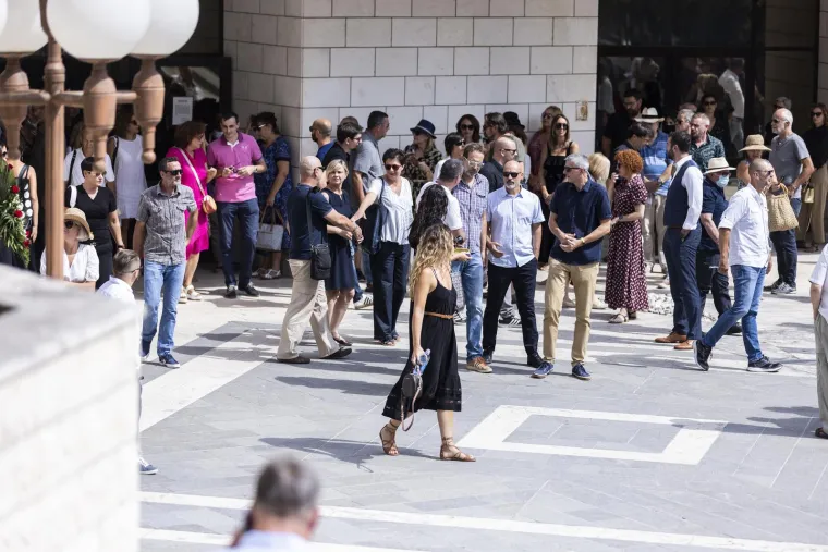 "Zato &scaron;to je doslovno do kraja odbijao prestati vjerovati kako je svijet u kojem&nbsp;bolesni ljudi zovu Hitnu pomoć&nbsp;umjesto moćnih prijatelja&nbsp;ostvariv i moguć. Cijeli život je potro&scaron;io da pokaže disfunkcionalnost ove države i zato nije zvao nikoga drugog nego 194, iako je u njegovom mobitelu bilo&nbsp;vi&scaron;e brojeva doktora i ravnatelja bolnica nego &scaron;to ih ima ministar Bero&scaron;. Pristojan, ispričava se, 'Dobra večer, oprostite'&hellip; Vlado je čak i&nbsp;mrtav napisao optužnicu protiv otuđenog i nefunkcionalnog sustava. Vlado nikad nije bio neki drugi novinar. Dobro sam ga poznavao i vjerujte mi, Vlado je previ&scaron;e volio život da bi ga dao džabe&rdquo;, rekao je Dežulović.