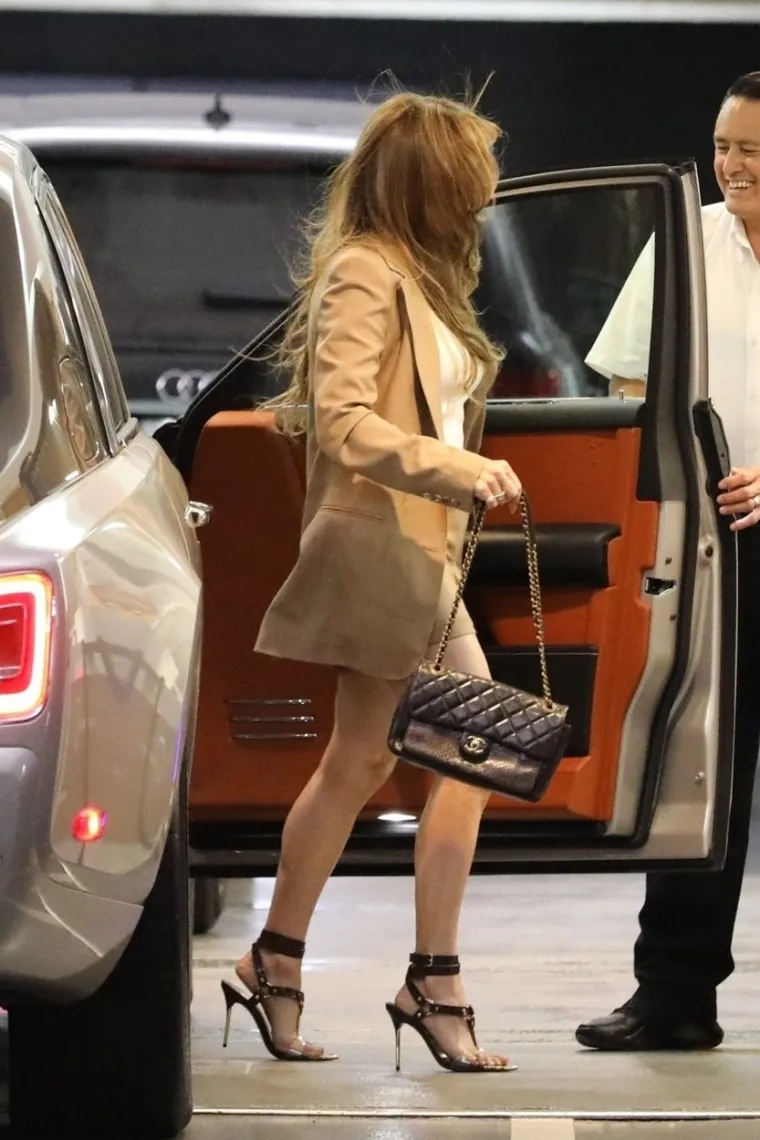 Kakve noge ima Jennifer Lopez! Znate li za ženu koja ima 53 godine i ovako izgleda? Nađite nam je, ako uopće postoji