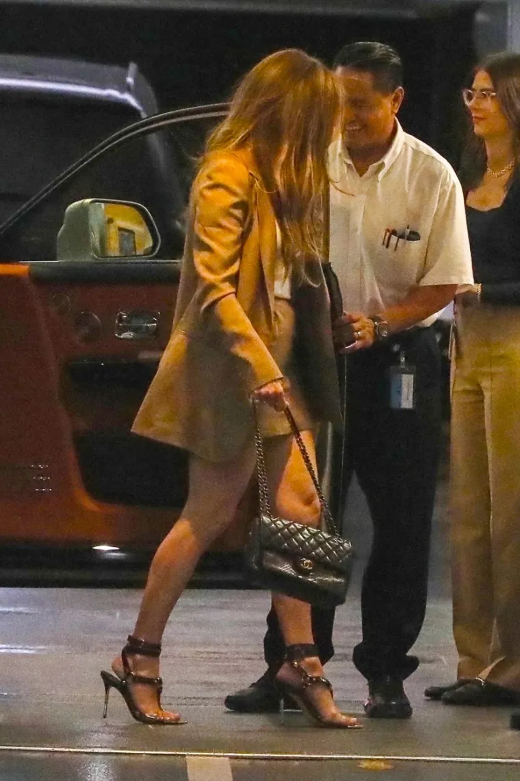 Kakve noge ima Jennifer Lopez! Znate li za ženu koja ima 53 godine i ovako izgleda? Nađite nam je, ako uopće postoji