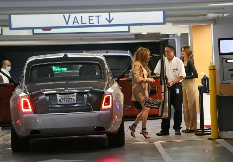 Kakve noge ima Jennifer Lopez! Znate li za ženu koja ima 53 godine i ovako izgleda? Nađite nam je, ako uopće postoji