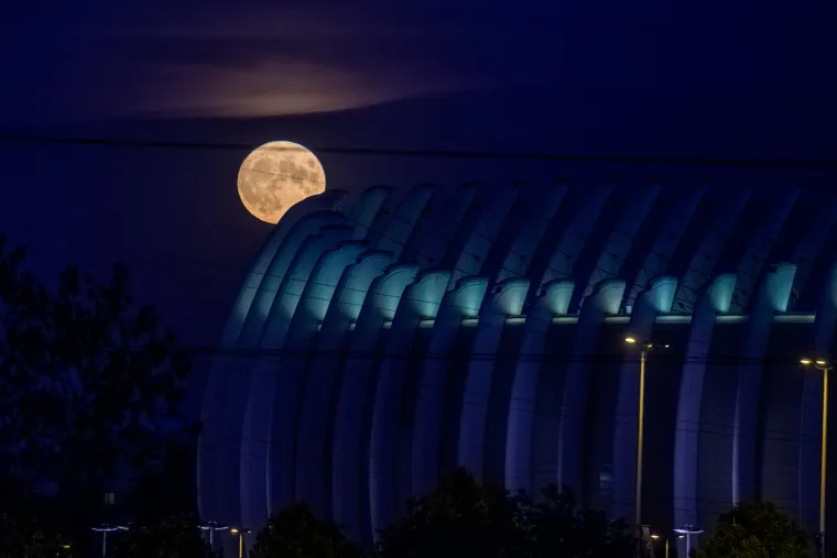 Večeras sjaji posljednji supermjesec ove godine. Prizori iz Zagreba, Siska i Paga oduzimaju dah...