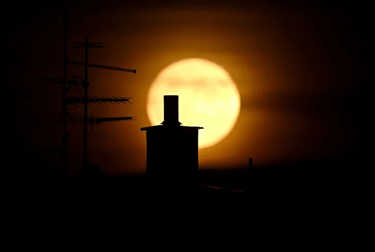 Večeras sjaji posljednji supermjesec ove godine. Prizori iz Zagreba, Siska i Paga oduzimaju dah...