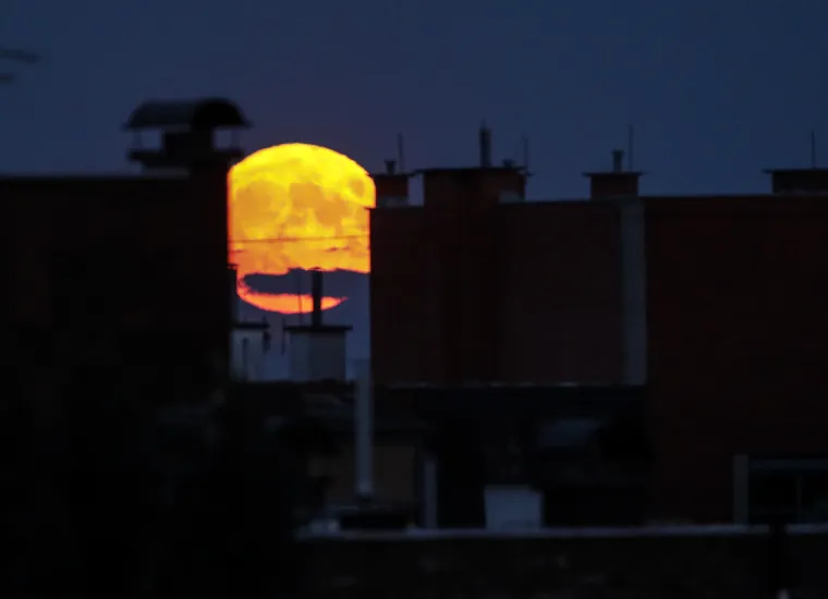 Večeras sjaji posljednji supermjesec ove godine. Prizori iz Zagreba, Siska i Paga oduzimaju dah...