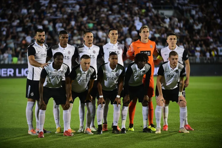 Grobari s fantomkama postrojili igrače Partizana nakon debakla, ponižavali ih i natjerali da skinu dresove