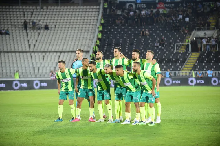 Grobari s fantomkama postrojili igrače Partizana nakon debakla, ponižavali ih i natjerali da skinu dresove