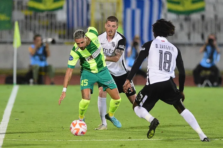 Grobari s fantomkama postrojili igrače Partizana nakon debakla, ponižavali ih i natjerali da skinu dresove